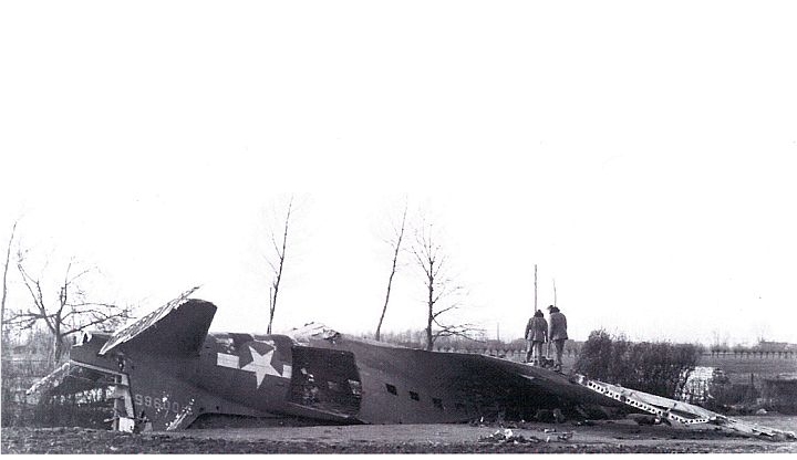 Crashfoto van Douglas C-47A Skytrain (42-100965), genaamd ‘Miss Yank’, in de buurt van Hoeven