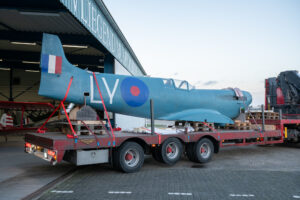 Spitfire replica - de romp komt aan in het museum